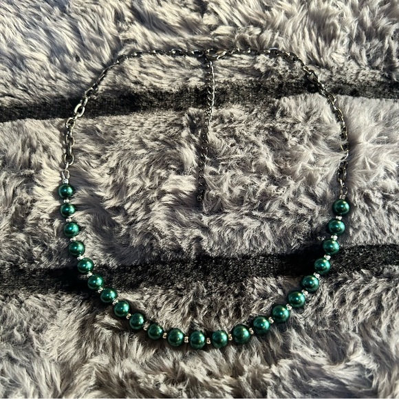 Handcrafted chrome chain peacock blue pearl necklace - Picture 7 of 7